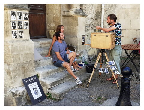" La Photomobile " - Arles 2021 Ce photographe prenait la photo et la développait sur place dans sa boite noire. Epoustouflant.